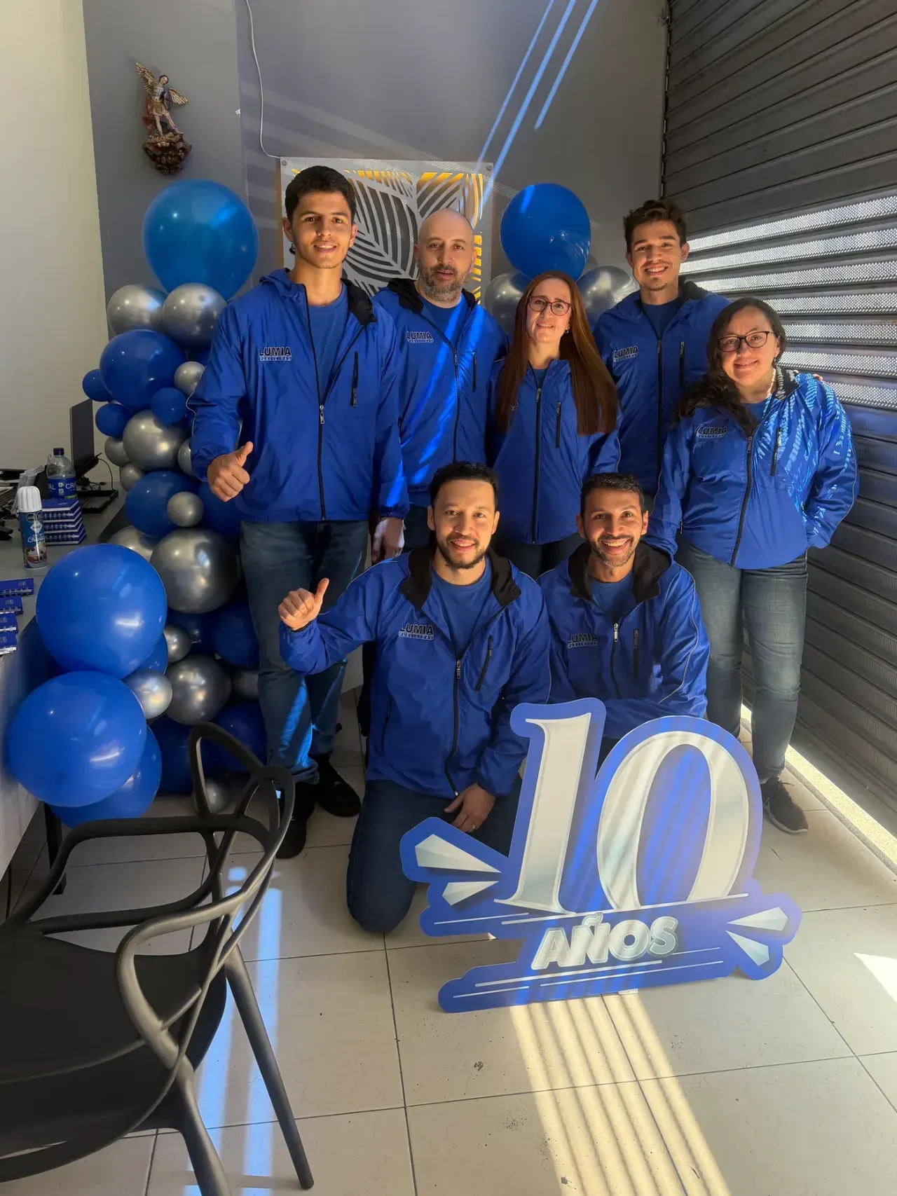 El equipo de Lumia Publicidad con el letrero de sus 10 años